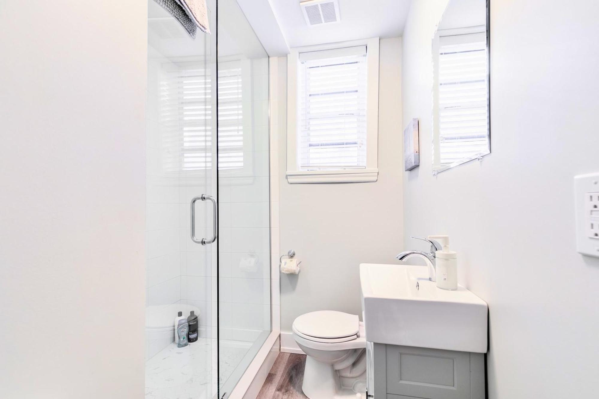 Modern Apartment In Corktown Hamilton Sleeps 4 Ngoại thất bức ảnh